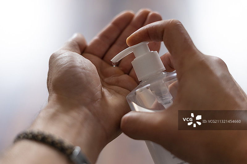 男人用洗手液洗手图片素材