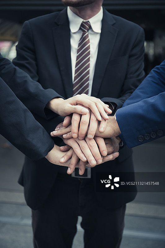 商务人士叠手图片素材