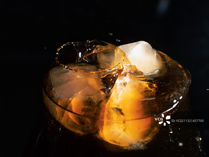 黑色背景下玻璃杯中冰块特写，瑞士埃林斯巴赫图片素材