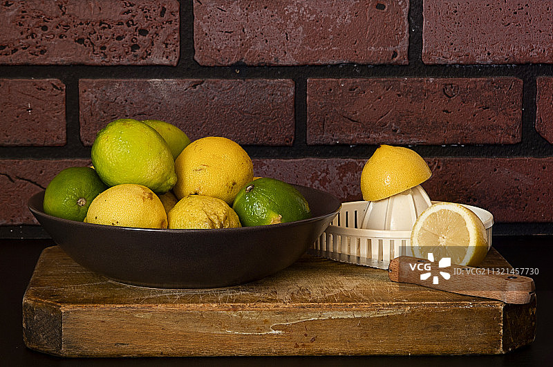 桌上碗里的水果特写图片素材