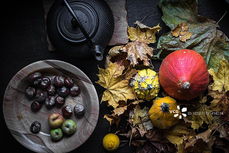 德国奥托布伦的桌子上放着带叶子的水果和橡子图片素材