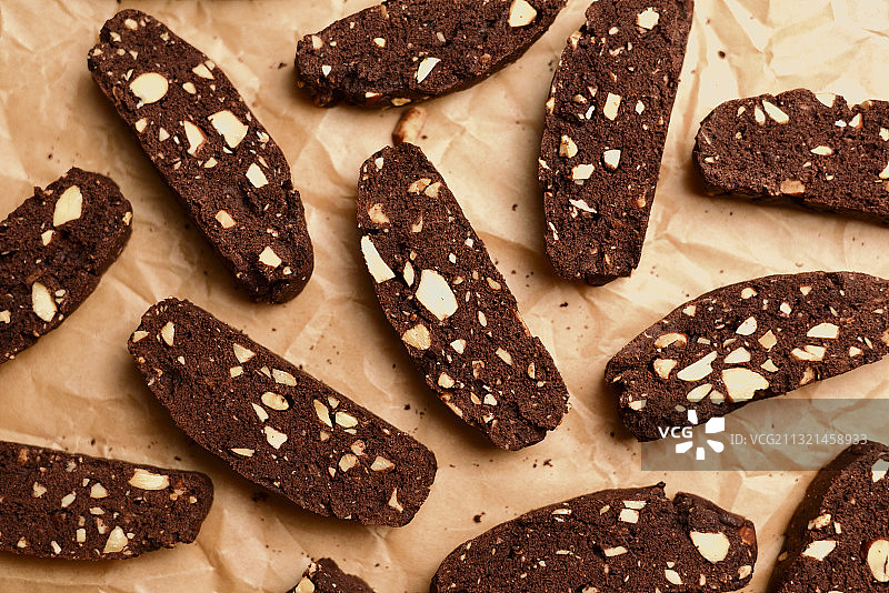 餐桌上的面包高角度视图图片素材