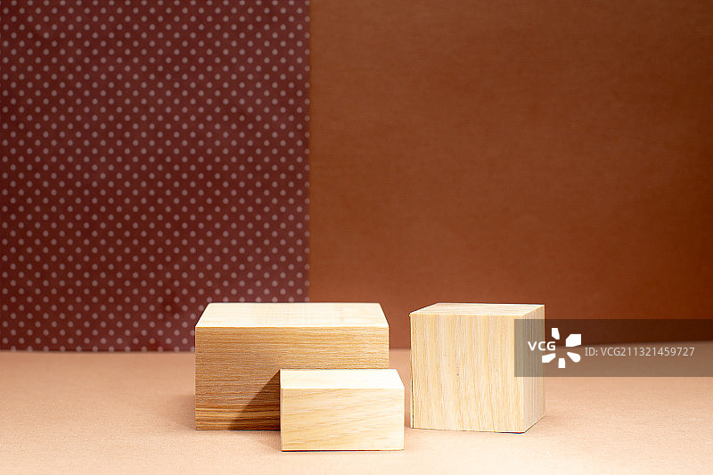 桌上靠墙的木块特写图片素材