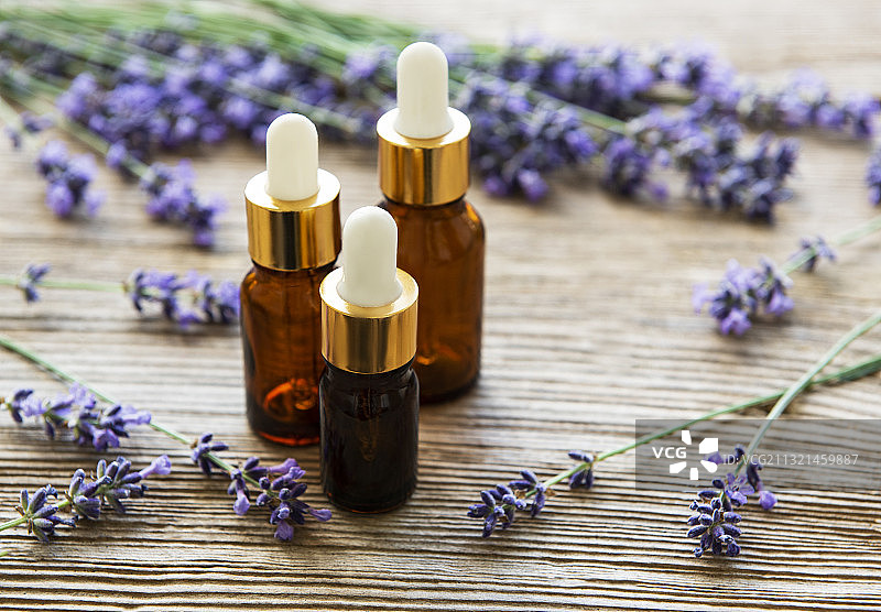 桌子上摆放瓶子的紫色花朵特写图片素材