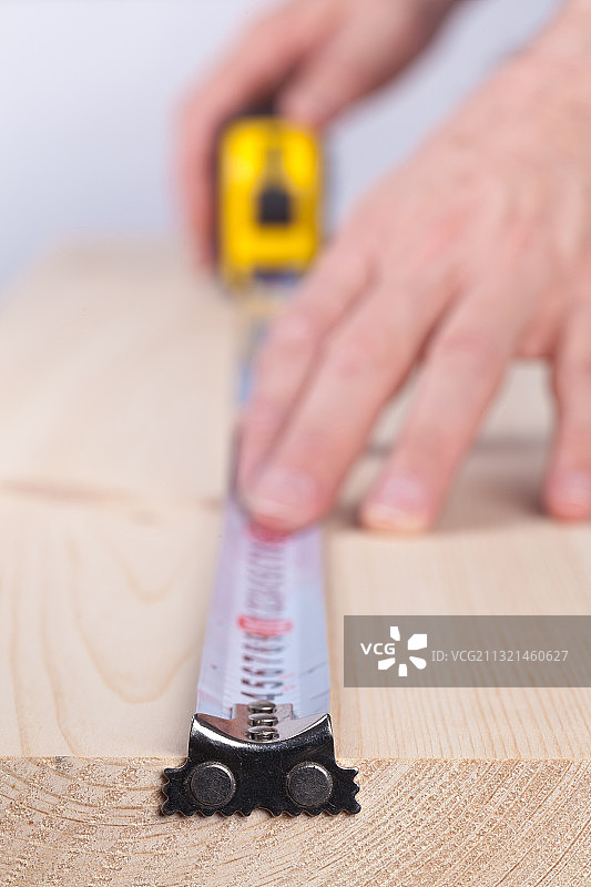 用笔和尺子在桌子上工作的人的特写图片素材