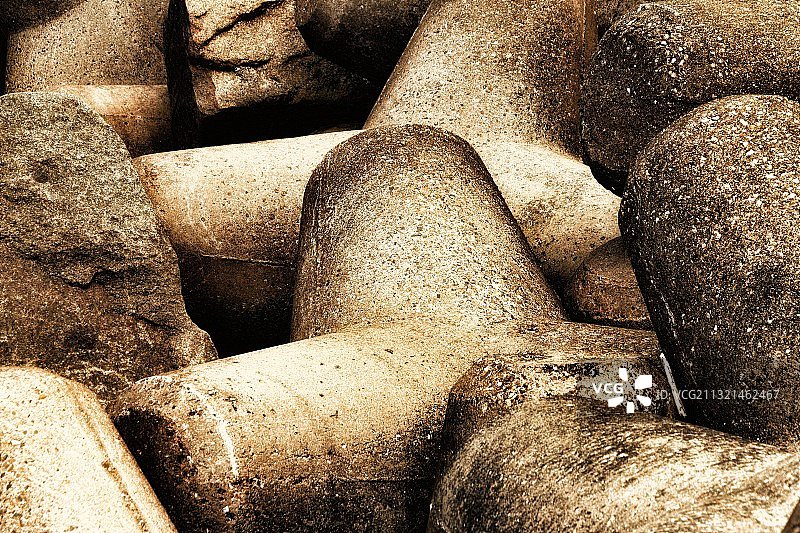 法国诺曼底冈泽维尔堆叠岩石全画幅照片图片素材