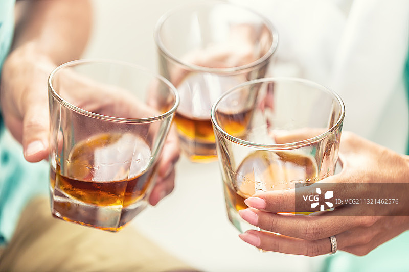 人们举杯庆祝的中段视角照片图片素材