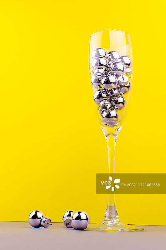 黄色背景下桌子上玻璃杯中的饮品特写图片素材