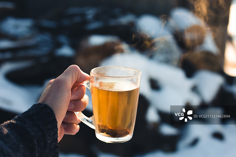 冬天里手持饮品的女人图片素材