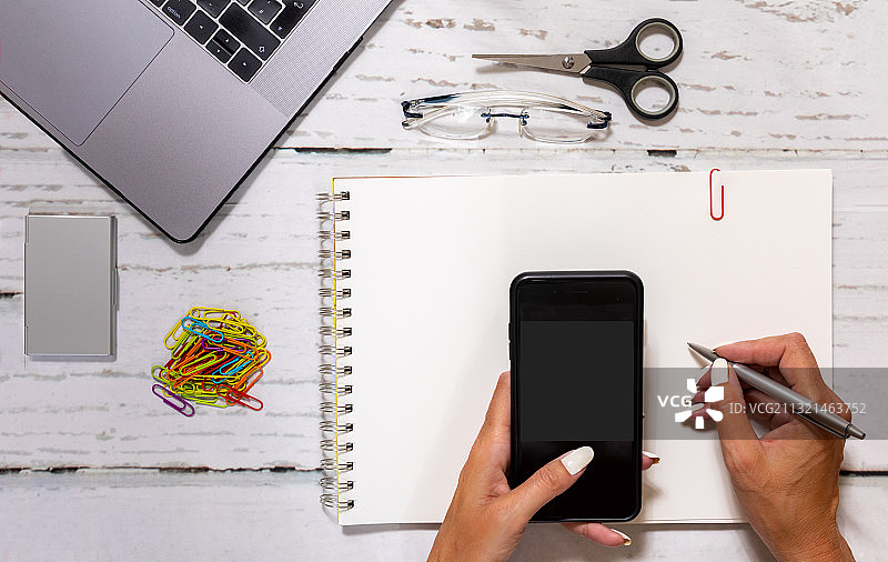 女人在桌旁的书中写作图片素材