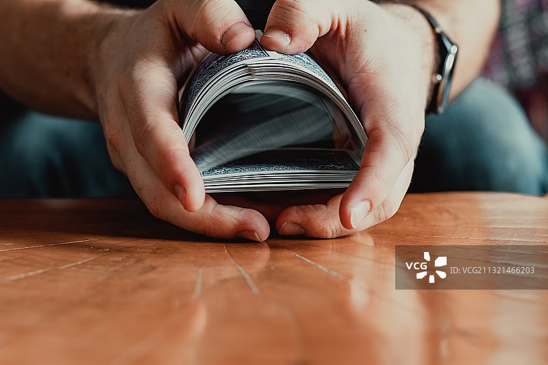 男人在桌子上拿着纸币特写图片素材