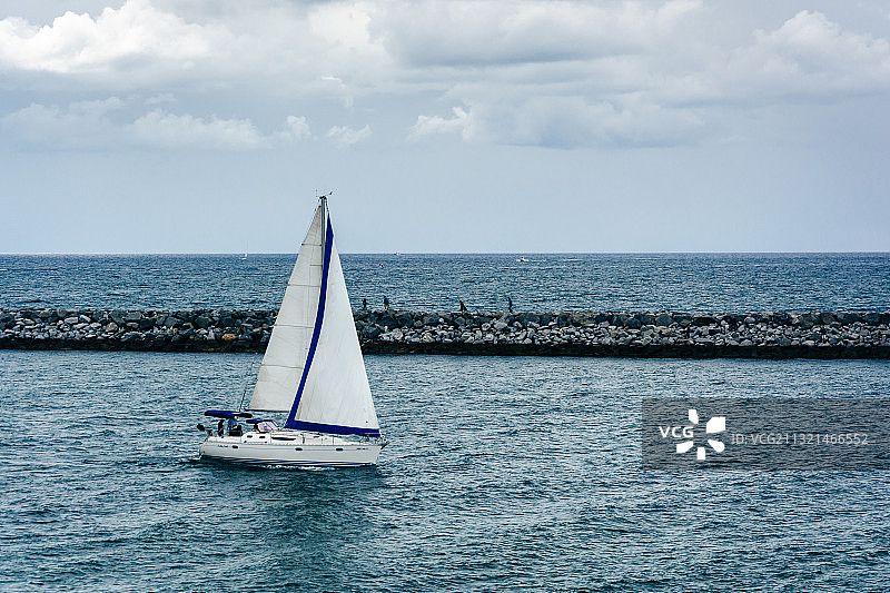 海上的帆船图片素材