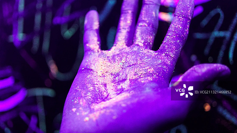 手持发光光纤的人，在暗室中图片素材