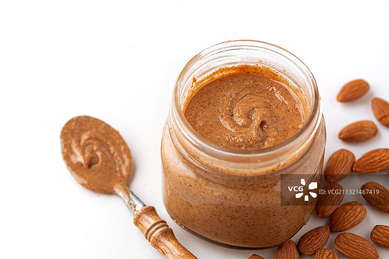 弗吉尼亚州马纳萨斯市白色背景罐子里的花生酱特写图片素材