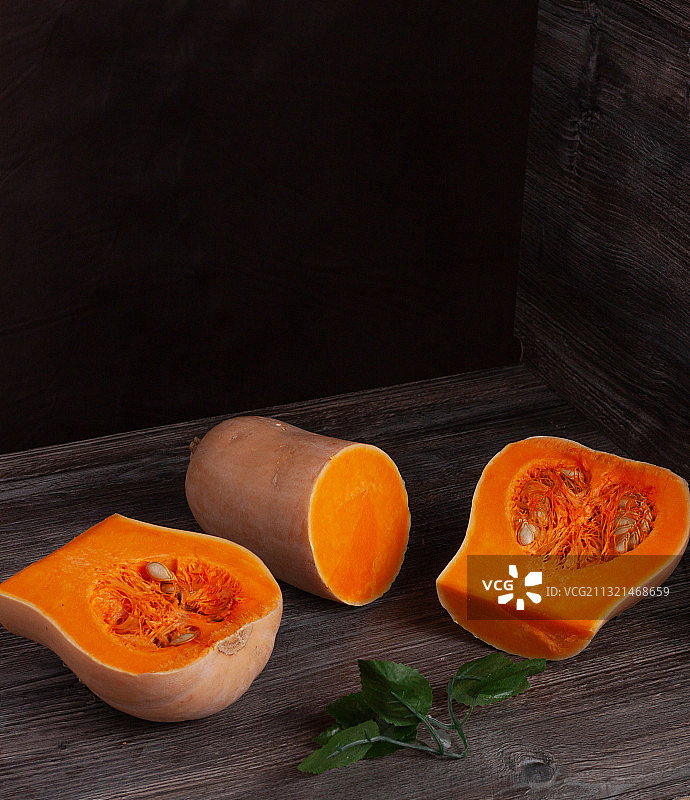 西班牙丘里亚纳餐桌上的木瓜高角度视图图片素材