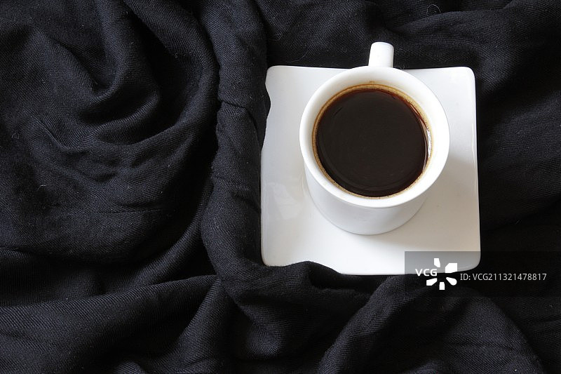 床上咖啡杯俯视图图片素材