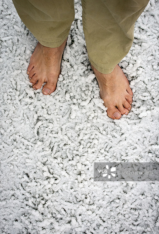 男子站在地毯上图片素材