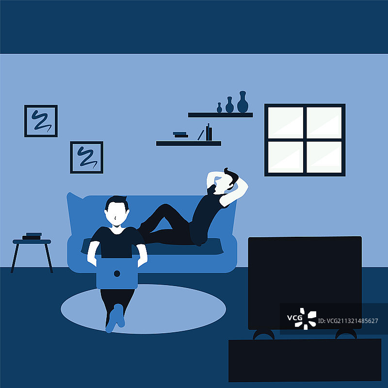 两个男人上网看电视图片素材