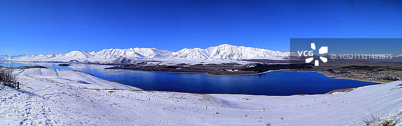 湛蓝的特卡波湖图片素材
