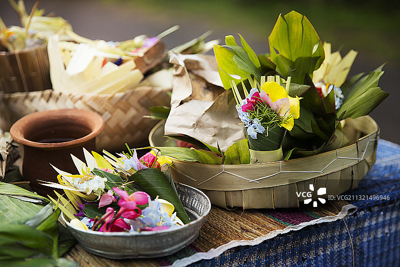 桌子上容器中鲜花的特写图片素材