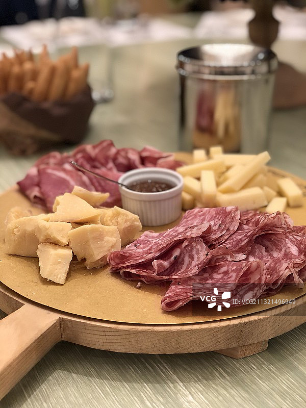 桌上肉类与食材特写图片素材