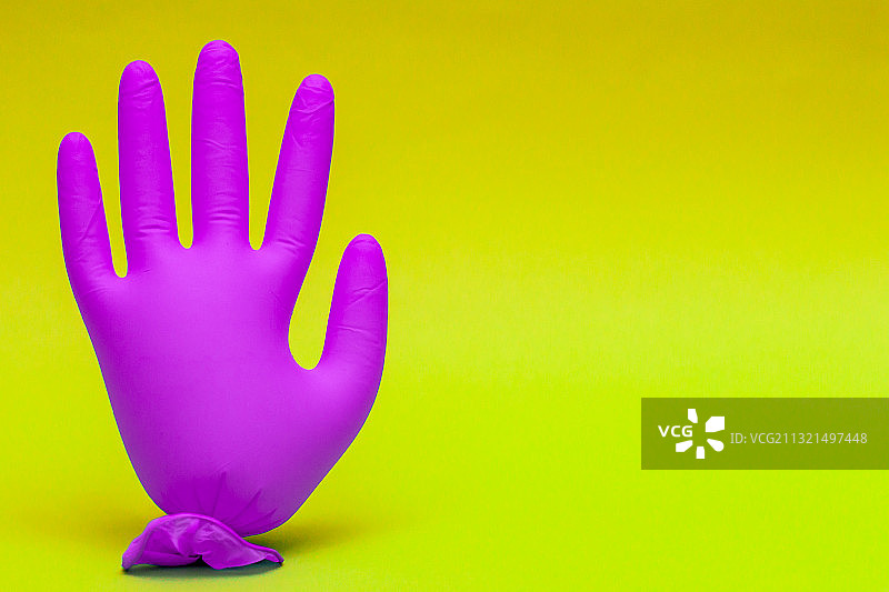 手拿气球，黄色背景特写图片素材