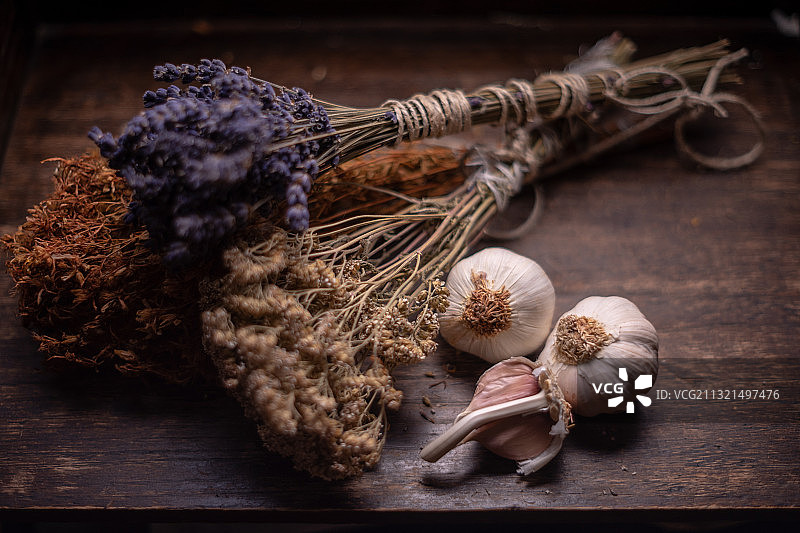 桌上的大蒜和香料俯视照片图片素材