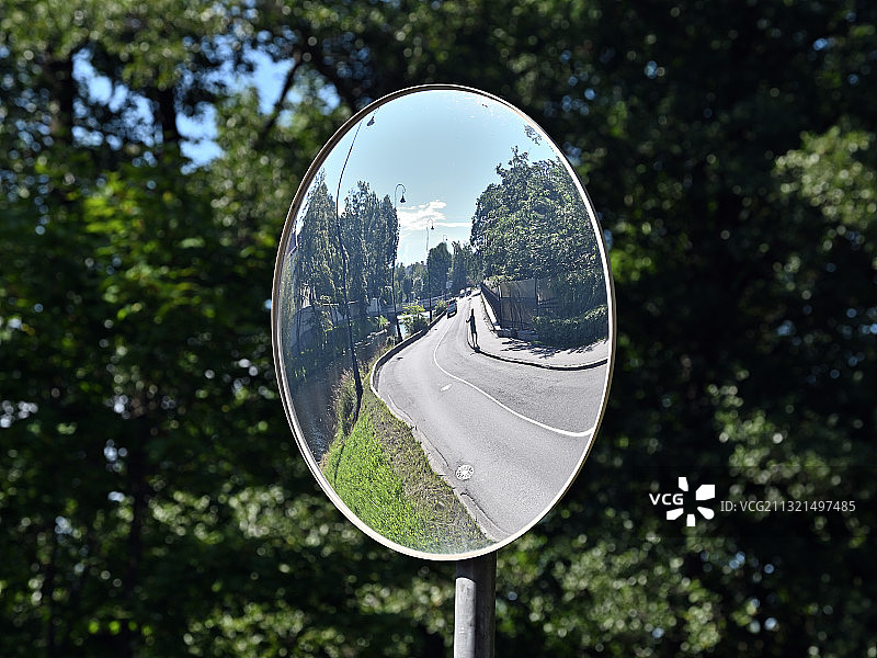 仰视俄罗斯的树木和天空中的倒影图片素材