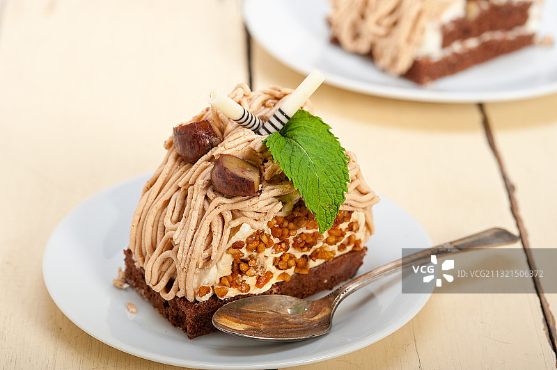 近距离观察餐盘上的甜点图片素材