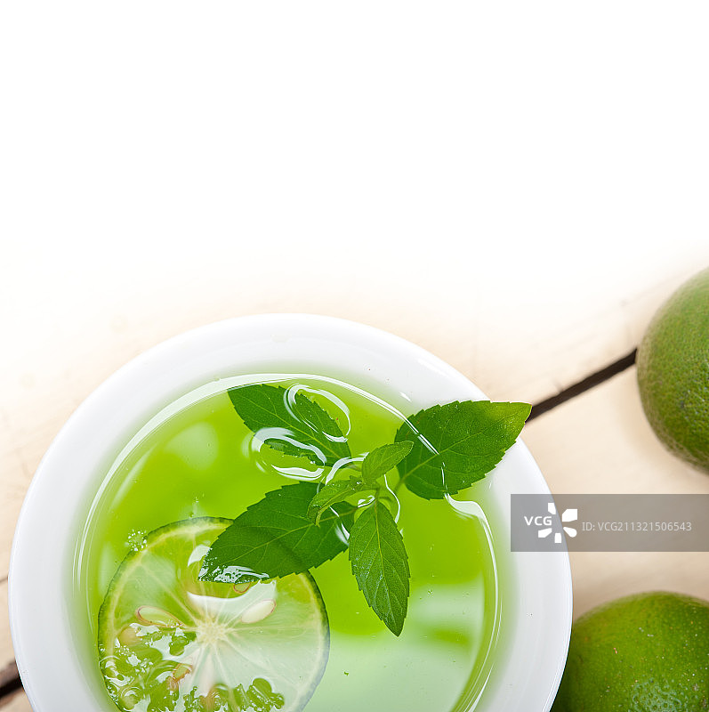 桌上的绿茶特写图片素材