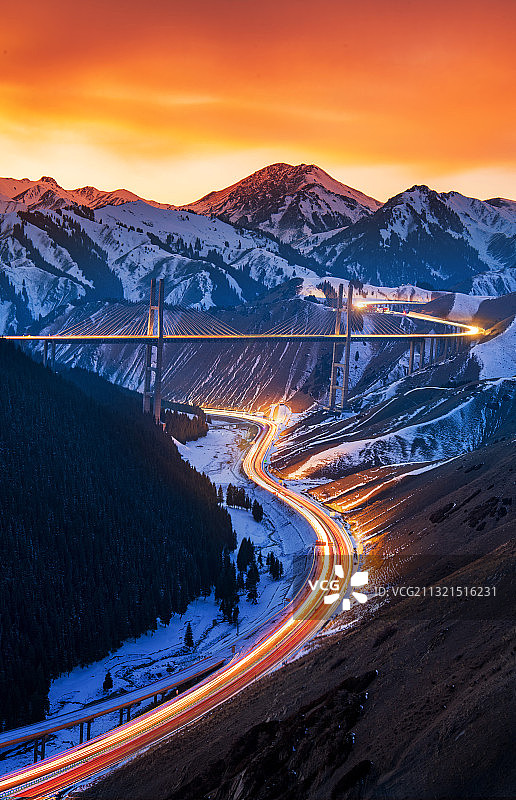 果子沟大桥火烧云图片素材