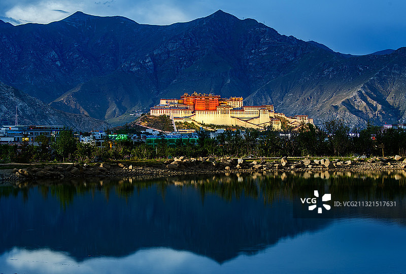布达拉宫夜景图片素材