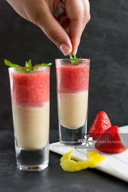 裁剪的手拿着草莓冰沙，圣多明各，国家特区，多米尼加共和国图片素材