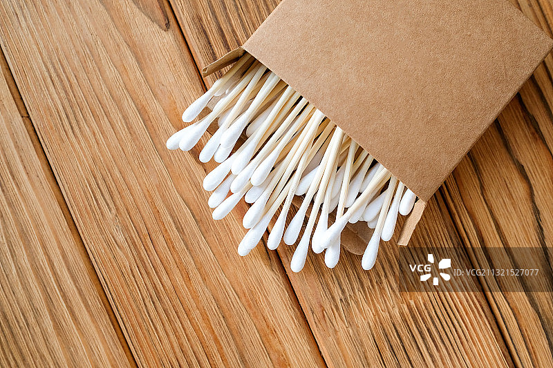 桌子上火柴的高角度视图图片素材
