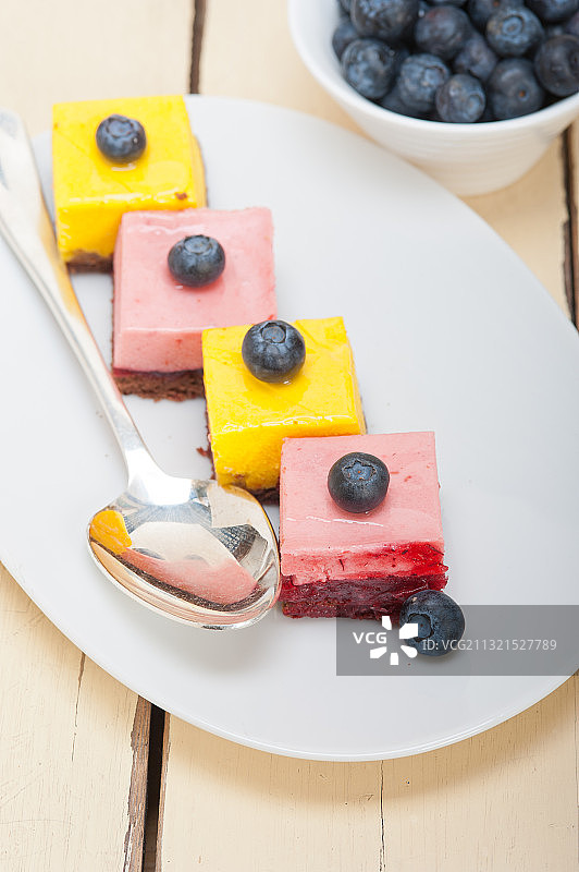 高角度观看餐盘上的甜点图片素材