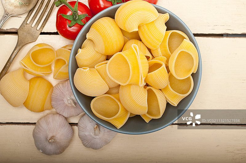 碗中生面食和番茄俯视图图片素材