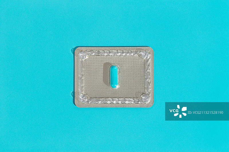 蓝色背景下的泡罩包装特写图片素材