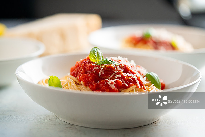 桌上碗里的意面特写图片素材