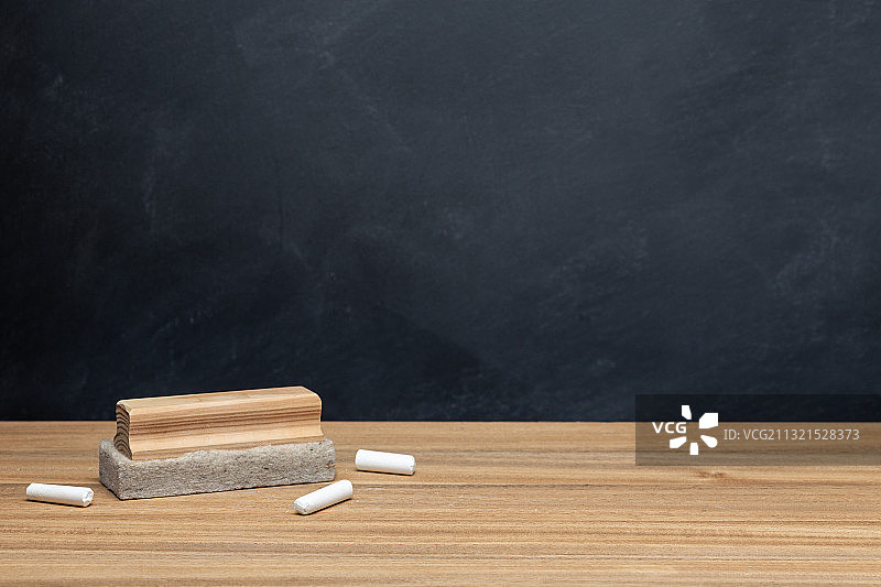 黑板前桌子上的书本特写图片素材