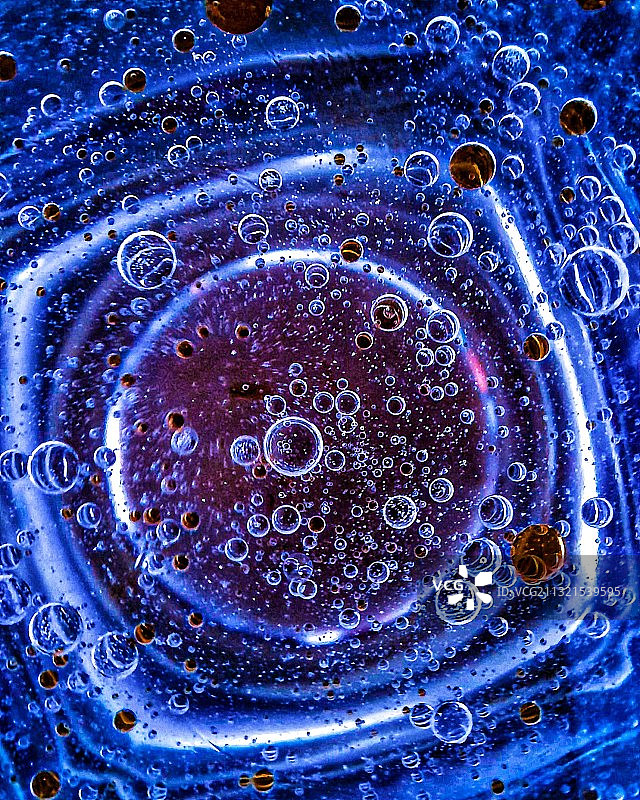 水中气泡全画幅镜头图片素材