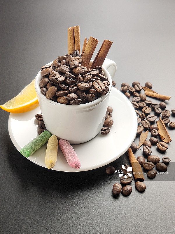 桌上咖啡豆杯子高角度视图图片素材