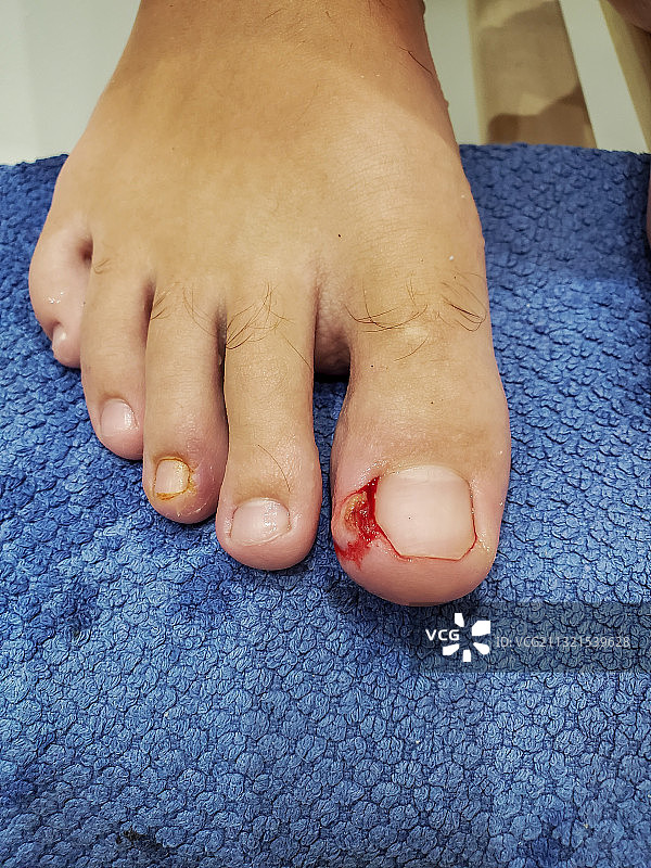 地板上的人的下半身照片图片素材