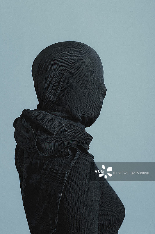 身穿连帽衫的男子侧视图，背景为白色图片素材