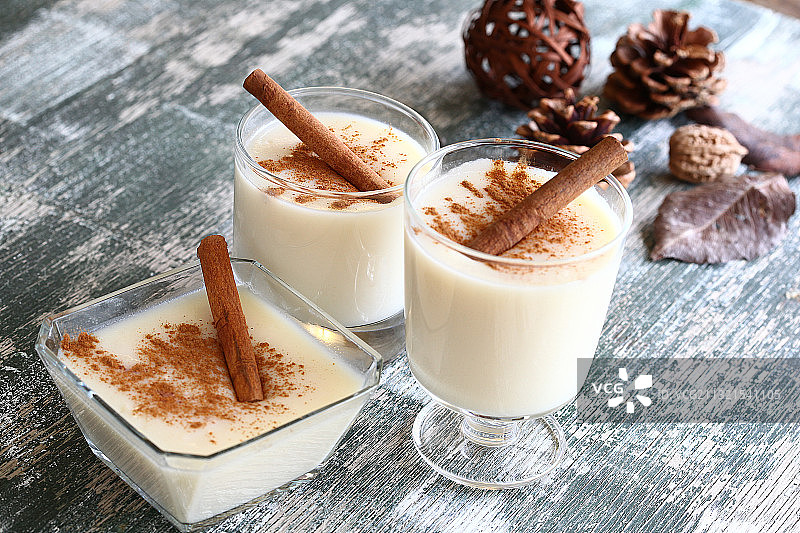 土耳其法提赫桌上甜点高角度视图图片素材