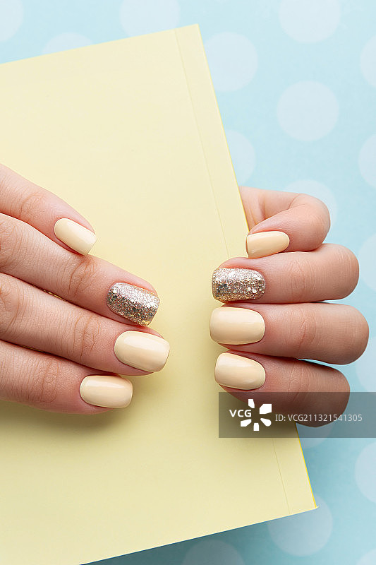 拿着书的女人的裁剪图图片素材