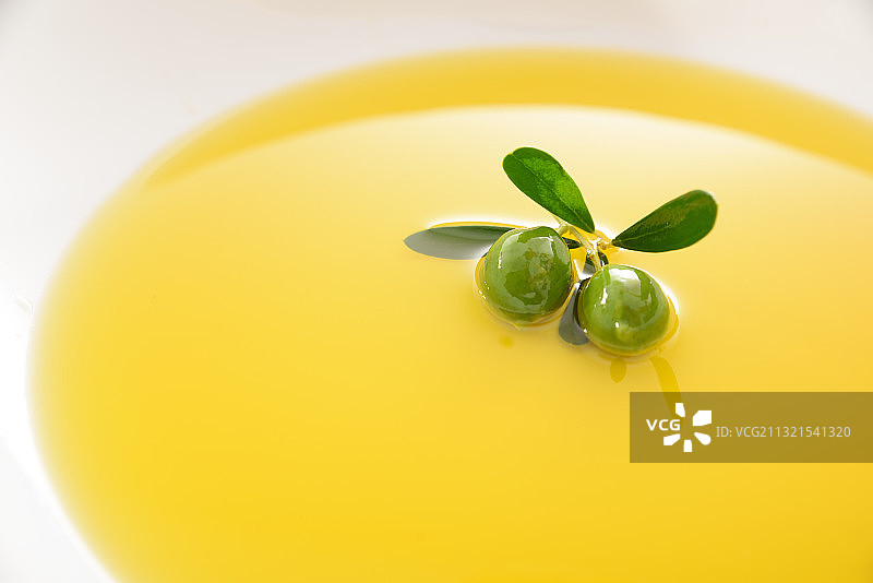 桌上碗里的黄色食物俯视图图片素材