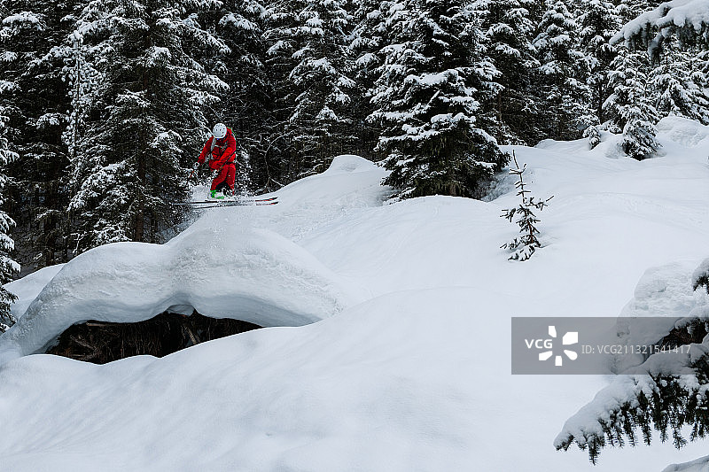 女人在雪地里滑雪，奥地利洛费尔图片素材
