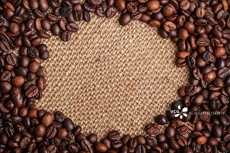 桌上烤咖啡豆高角度景观图片素材