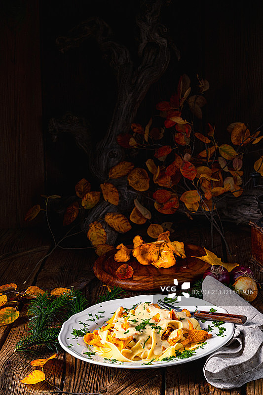 高角度的食物在盘子上的桌子图片素材