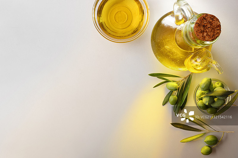 白色背景上的瓶装油俯视图图片素材